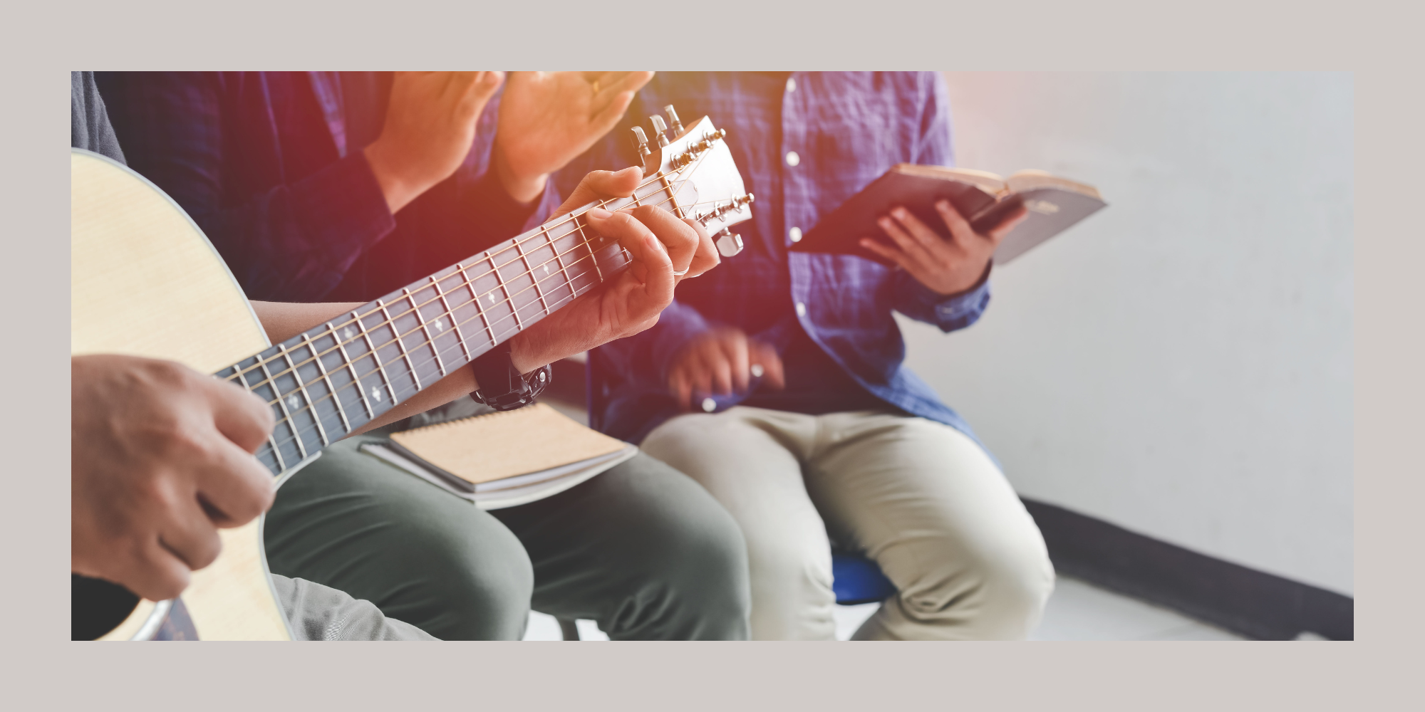 Groupe de personnes jouant de la guitare lors d’un temps de louange chrétienne