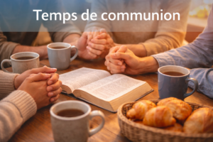 Temps de communion autour d’un café – groupe chrétien à Bulle partageant un moment de prière
